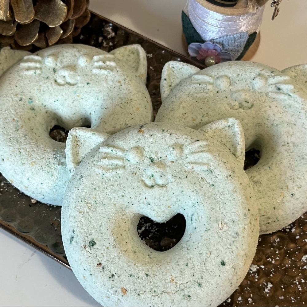 Handcrafted plumeria frankincense white blossom spring fizzy bath bombs cat - Picture 4 of 9